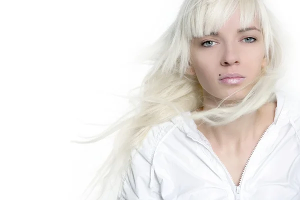 Vacker blond flicka mode vind långt hår över vita — Stockfoto