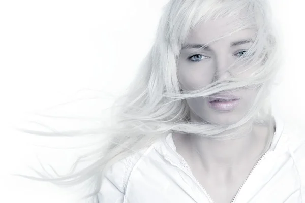 Gyönyörű szőke lány divat szél hosszú hair felett fehér — Stock Fotó