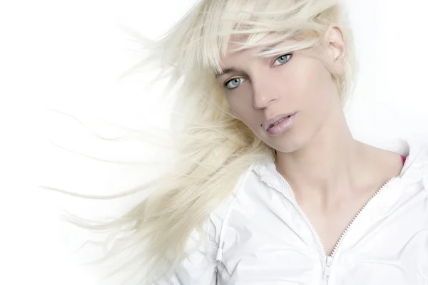 Hermosa chica rubia moda viento pelo largo sobre blanco — Foto de Stock