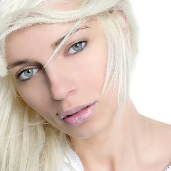 Schöne blonde Mädchen Mode Wind lange Haare über weiß — Stockfoto