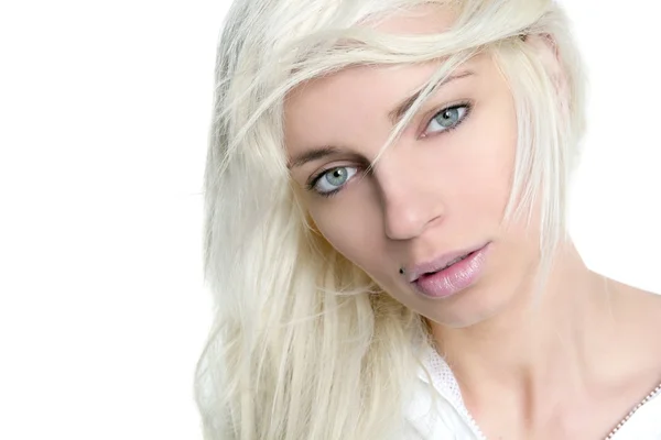 Hermosa chica rubia moda viento pelo largo sobre blanco — Foto de Stock