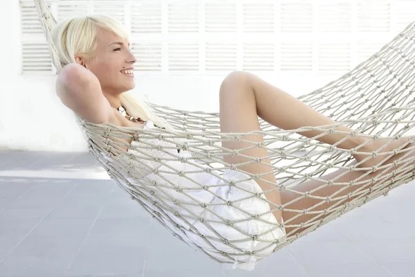 Mooie blonde meisje ontspannen op hangmat profiel — Stockfoto