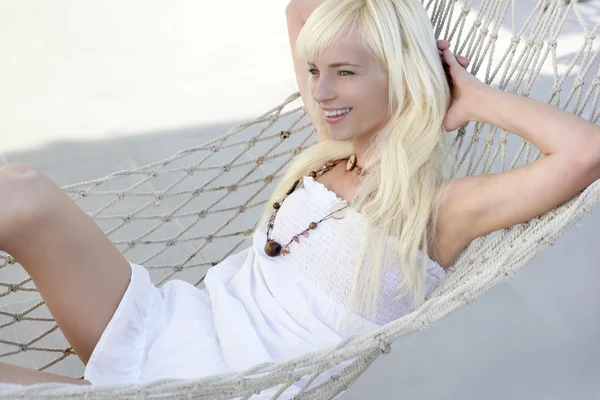 Mooie blonde meisje ontspannen op hangmat profiel — Stockfoto
