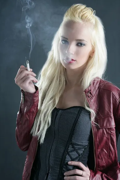 Blonde smoking cigarette young fashion girl grunge background — Stock Photo, Image