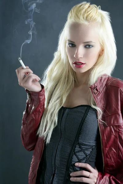 Loira fumar cigarro jovem moda menina grunge fundo — Fotografia de Stock