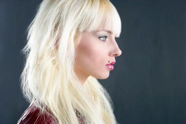Blond ung tjej profil porträtt över grå bakgrund — Stockfoto