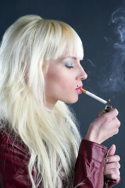 Ξανθιά κάπνισμα τσιγάρων μόδας της νεανικής μόδας κορίτσι γκρι φόντο — Φωτογραφία Αρχείου