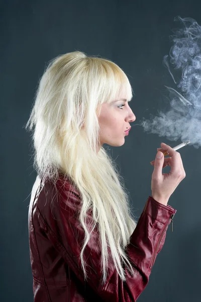 Blondýna kouření cigaret mladá móda dívka grunge pozadí — Stock fotografie