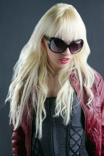 Blond mode meisje portret rode lippen grijze achtergrond — Stockfoto