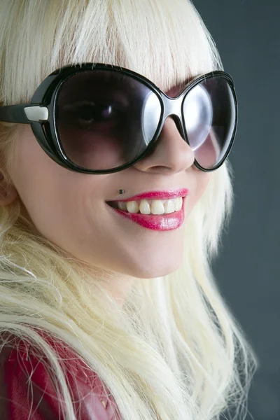 Blond moda dziewczyna portret usta na czerwono szary tło — Zdjęcie stockowe