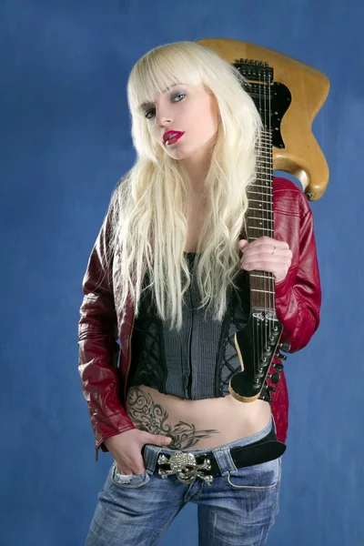 Loira sexy moda jovem menina elétrica guitarra rock estrela azul fundo — Fotografia de Stock