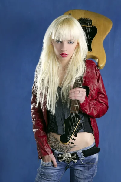 Ξανθιά και σέξι μόδας κοπέλα ηλεκτρική κιθάρα ροκ αστέρων μπλε φόντο — Φωτογραφία Αρχείου