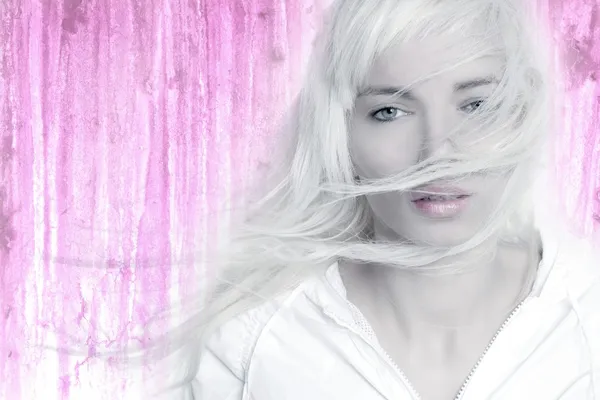 Blond flicka vind långt hår flygande rosa — Stockfoto