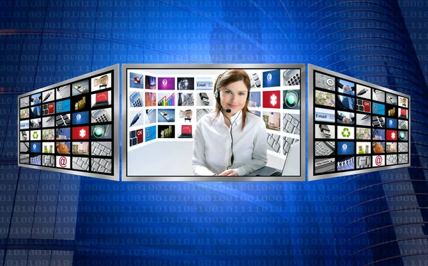 Vackra nyheter tv rödhårig kvinna på 3d-display — Stockfoto