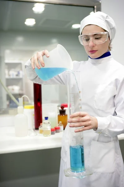 Kobieta pracy laboratorium, szkło wazon walec — Zdjęcie stockowe