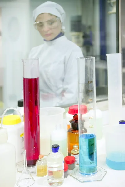 Kadın çalışan laboratuvar, cam silindir vazo — Stok fotoğraf