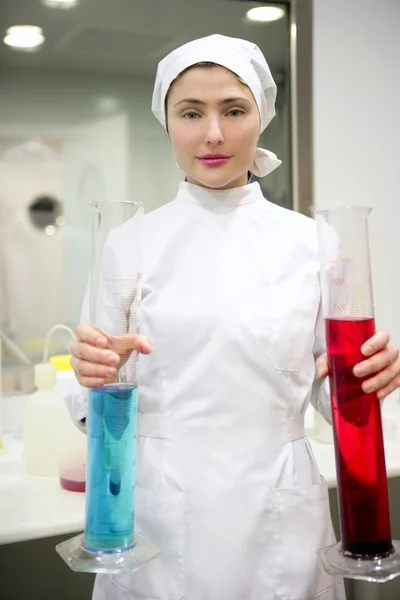 Kadın çalışan laboratuvar, cam silindir vazo — Stok fotoğraf