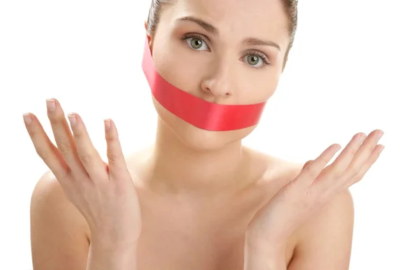 Krásná žena s červenou páskou na ústa portrét — Stock fotografie