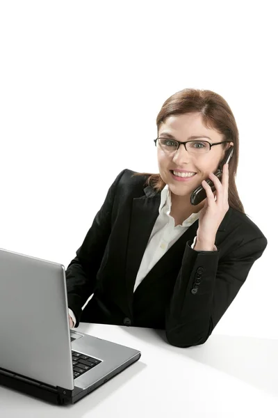Empresária com laptop falando telefone celular — Fotografia de Stock