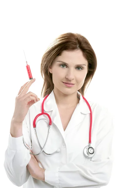 Женщина-врач и шприц изолированы на белом — стоковое фото