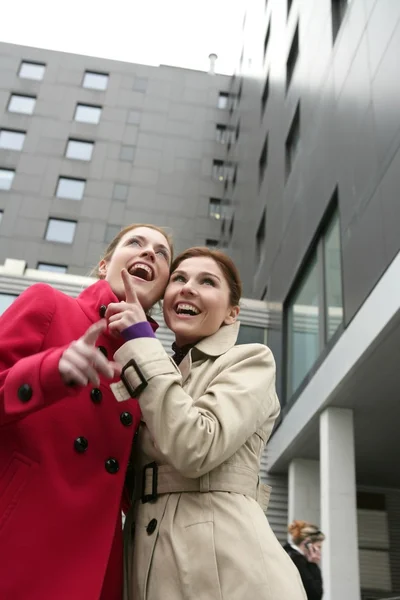 Duas jovens mulheres felizes no inverno — Fotografia de Stock