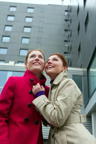 Dwa szczęśliwe młode kobiety w zimie — Zdjęcie stockowe