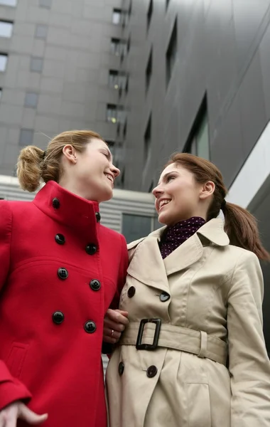 Две счастливые девушки зимой — стоковое фото