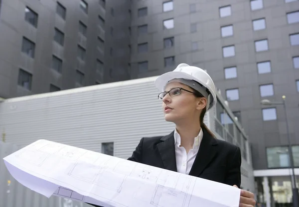 Architekt kobieta pracy na zewnątrz budynków — Zdjęcie stockowe