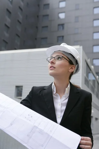 Architetto donna che lavora all'aperto con edifici — Foto Stock