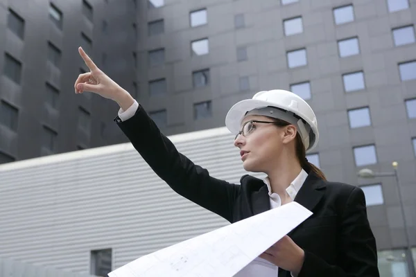 Архітектор жінка працює на відкритому повітрі з будівлями — стокове фото