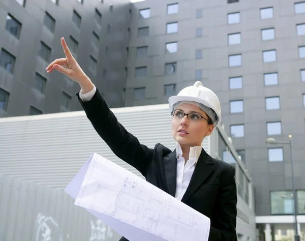 Arkitekt kvinna som arbetar utomhus med byggnader — Stockfoto