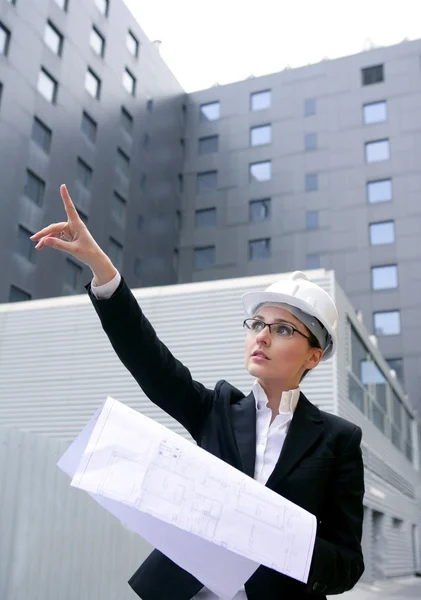 Arquiteto mulher trabalhando ao ar livre com edifícios — Fotografia de Stock