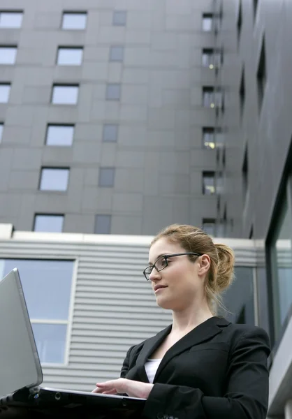 Affärskvinna med bärbar dator på staden — Stockfoto