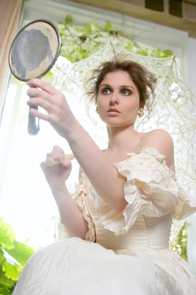 Viktorianska vacker kvinna, vit klänning hemma — Stockfoto