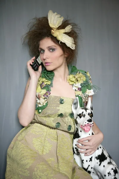 Сучасна мода оригінальна жінка розмовляє телефоном — стокове фото