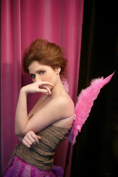 ピンクの羽を持つ美しい赤毛の女性 — ストック写真