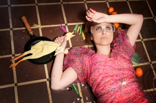 Mulher engraçada dona de casa, metáfora da cozinha — Fotografia de Stock