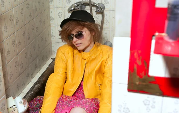 Åttiotalet mode metafor kvinna gul jacka — Stockfoto