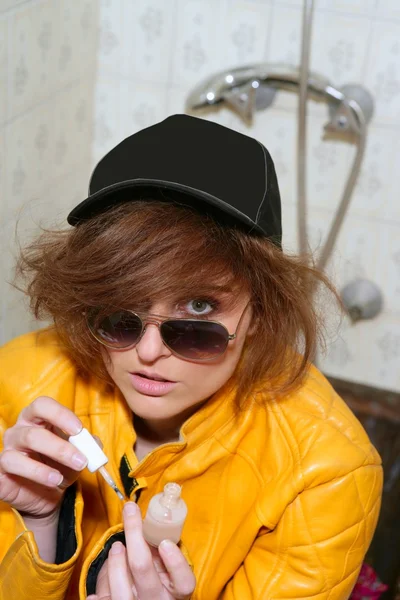 Oitenta moda metáfora mulher casaco amarelo — Fotografia de Stock