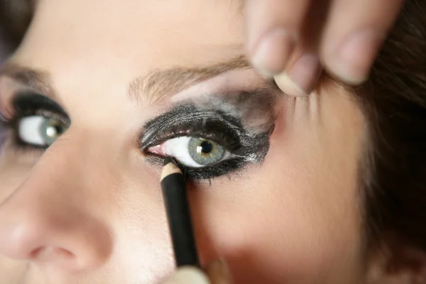 Модель тени для глаз с черным макияжем — стоковое фото
