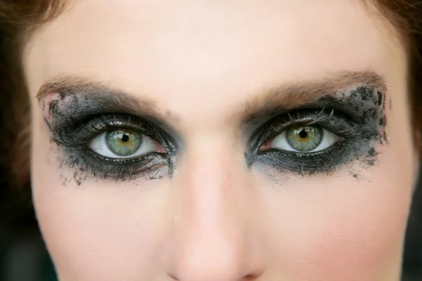Mujer de ojos verdes, sombra de ojos de maquillaje negro — Foto de Stock