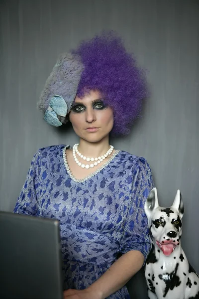 Модница с компьютером и собакой-далматинкой — стоковое фото