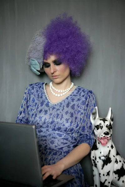 Mode kvinna med dator och dalmatiner hund — Stockfoto