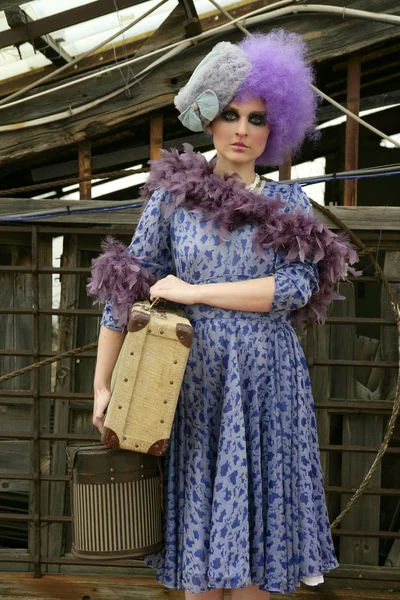 Mode moderne avant-garde femme avec bagages — Photo