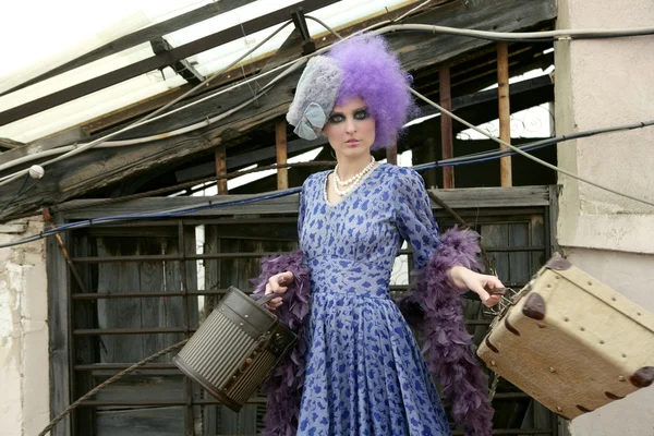 Moda nowoczesny Awangarda kobiety z bagażu — Zdjęcie stockowe