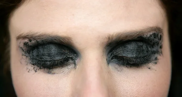 Модель тени для глаз с черным макияжем — стоковое фото