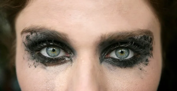 Mujer de ojos verdes, sombra de ojos de maquillaje negro — Foto de Stock