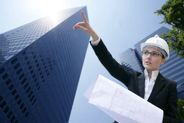Architect vrouw werken buiten met gebouwen — Stockfoto