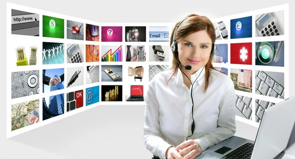 Zakelijke roodharige mooie vrouw hoofdtelefoon tech helpdesk — Stockfoto