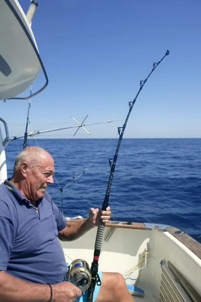 Angler senior caza grande barco de pesca deportiva —  Fotos de Stock